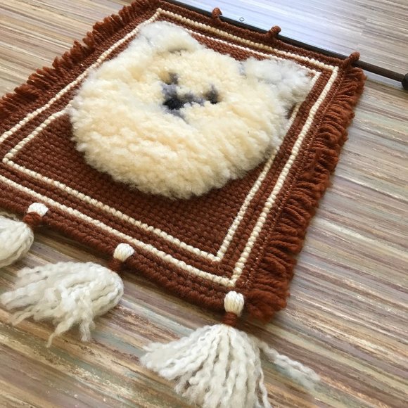 Hand Woven & Latch Hooked Tapestry Wall Hanging Vintage Polar Bear? Dog? 16x24" - Picture 6 of 7